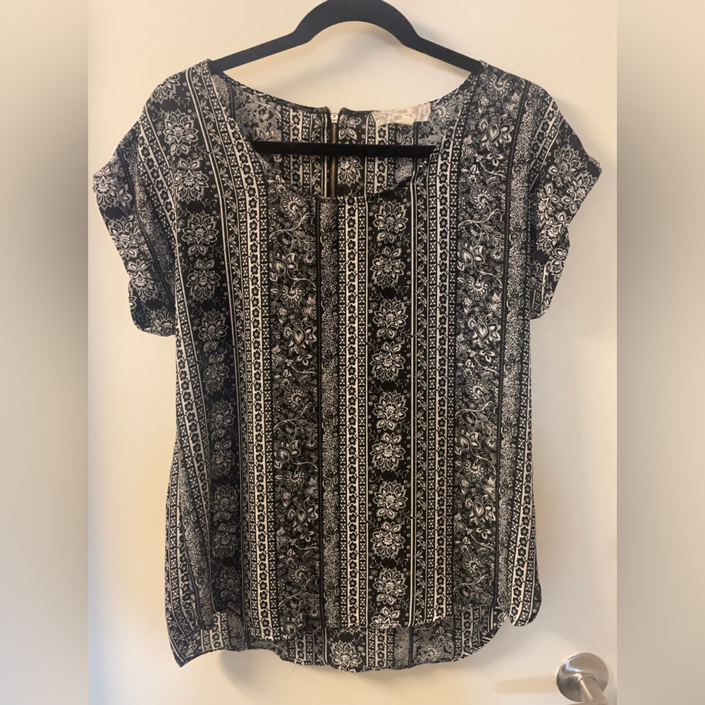 Women’s Black and White Patterned Blouse